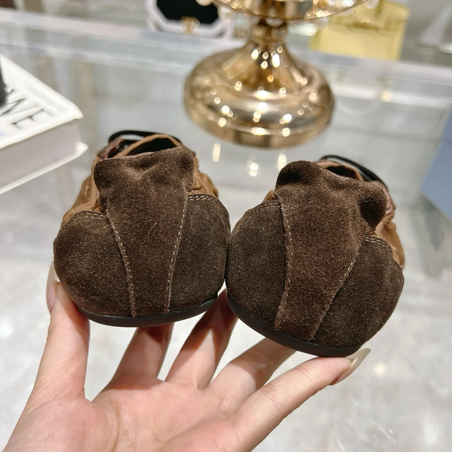 👟👟Ex-factory price 520👟👟Men's size +10 Couple style🎆Prada's new moral training shoes. The upper is suede with texture, and the inner sheepskin is wrapped. It is soft and waxy🎆The insole is thickened with lambskin. It is extremely comfortable to step on, has a sense of support, and feels well wrapped. The shoe shape is full of wrapping, light and easy to wear. A practical casual shoe that makes your legs appear taller! White is clean and refreshing, needed all year round, and can be easily worn with skirts and pants. Upper: imported suede/original molded fabric. Lining: sheepskin. Outsole: rubber outsole! Code number: 35-41 Color: burgundy blue brown green dark green yellow black red gray 9 colors available